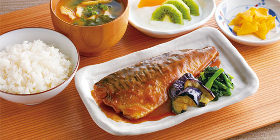 鯖の味噌煮とフルーツヨーグルトのバランス定食