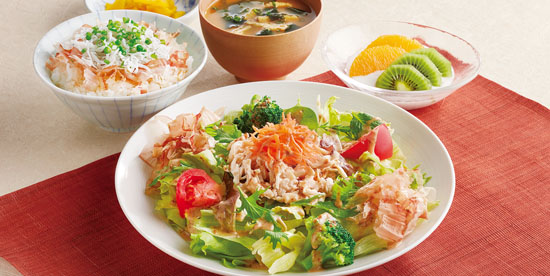 蒸し鶏のゴマだれサラダと釜揚げしらす丼